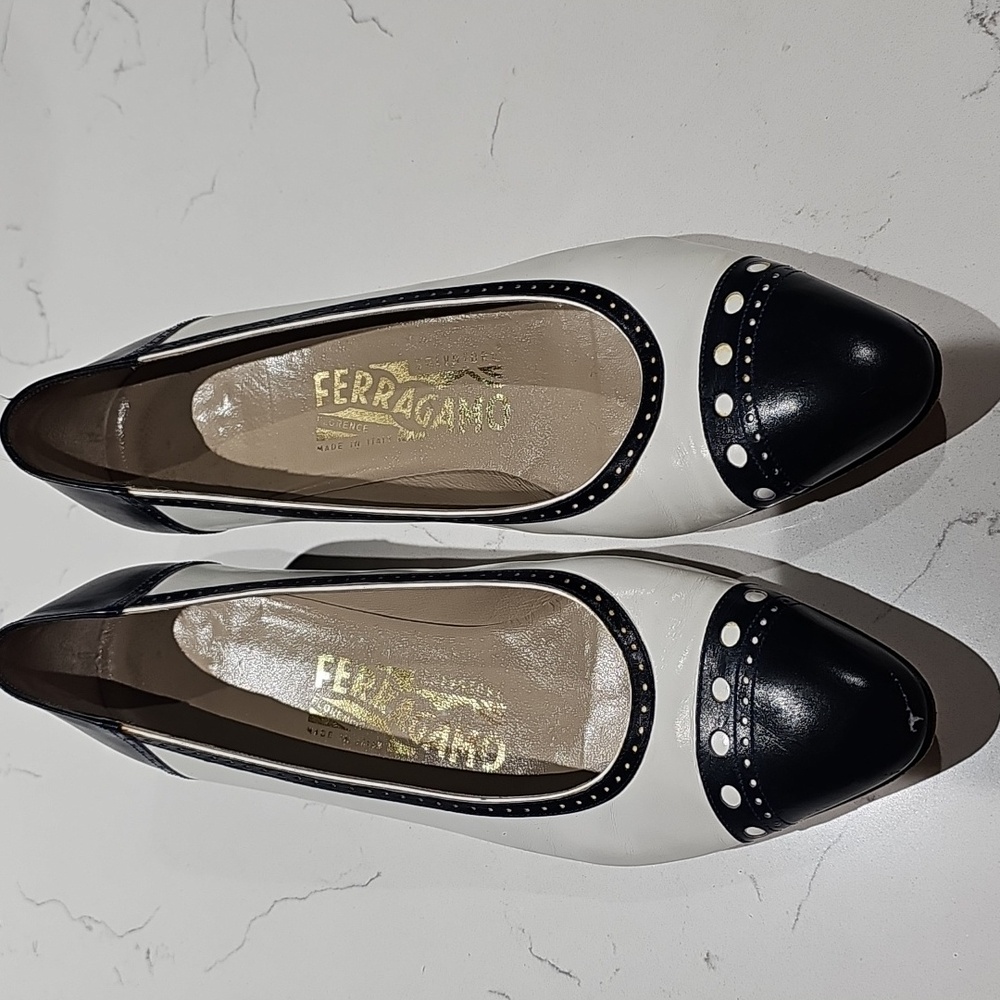 Salvatore Ferragamo Navy & White Cap Toe VTG Pumps Heels Women’s 7.5 B